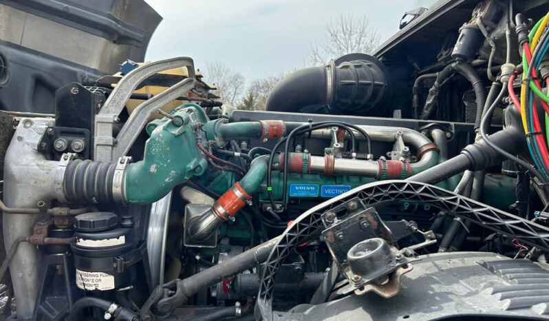 2008 VOLVO VNL64T730 W/ZERO MILES ON REMAN ENGINE full