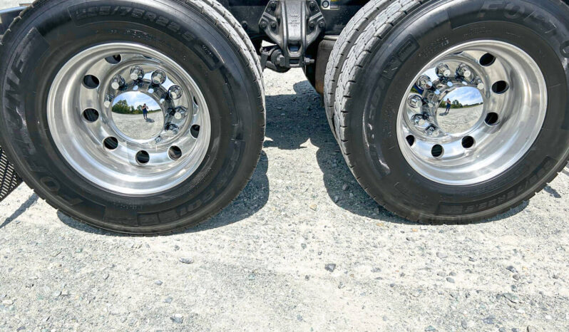 2006 PETERBILT 379 W/70″ SLEEPER full