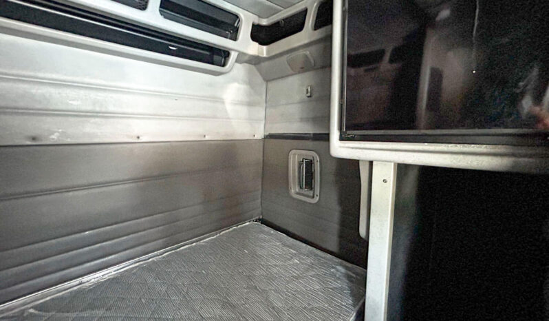 2006 PETERBILT 379 W/70″ SLEEPER full