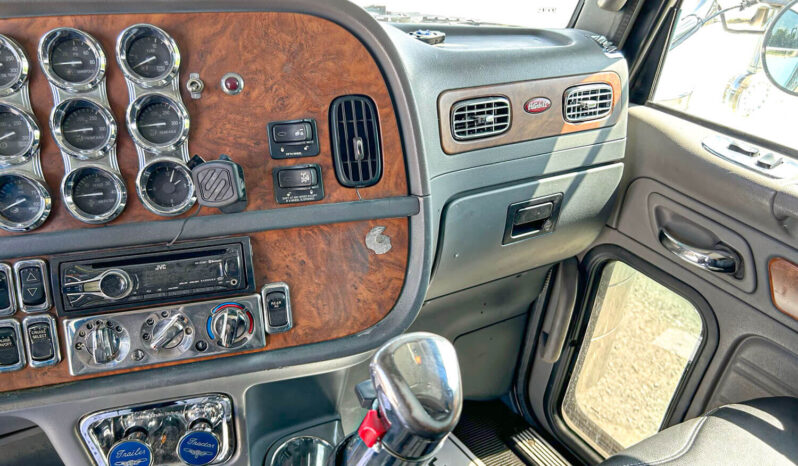 2006 PETERBILT 379 W/70″ SLEEPER full