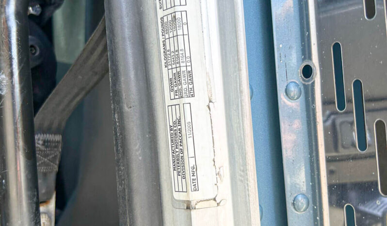 2006 PETERBILT 379 W/70″ SLEEPER full