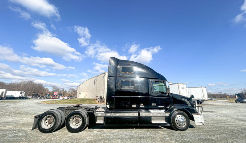2017 VOLVO VNL780 w/ 77” DBL BUNK,ONLY 107K MILES ON RECON CUMMINS ENGINE full
