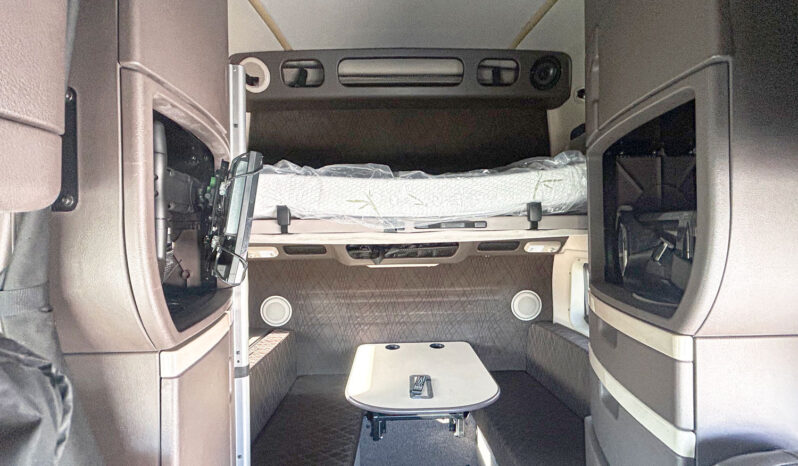 2017 VOLVO VNL780 w/ 77” DBL BUNK,ONLY 107K MILES ON RECON CUMMINS ENGINE full
