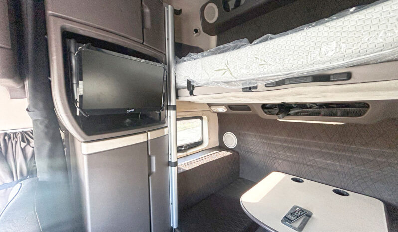 2017 VOLVO VNL780 w/ 77” DBL BUNK,ONLY 107K MILES ON RECON CUMMINS ENGINE full