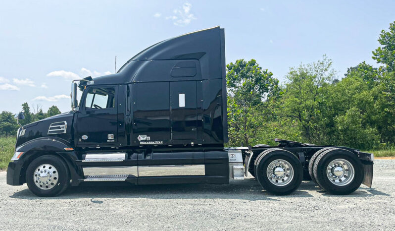 2018 WESTERN STAR 5700EX WITH 82″ RAISED ROOF STRATOSPHERE SLEEPER full