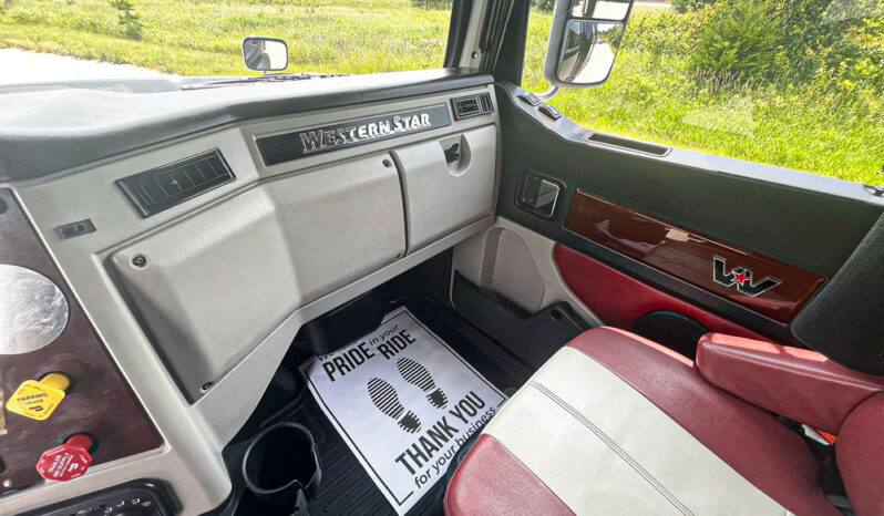 2018 WESTERN STAR 5700EX WITH 82″ RAISED ROOF STRATOSPHERE SLEEPER full