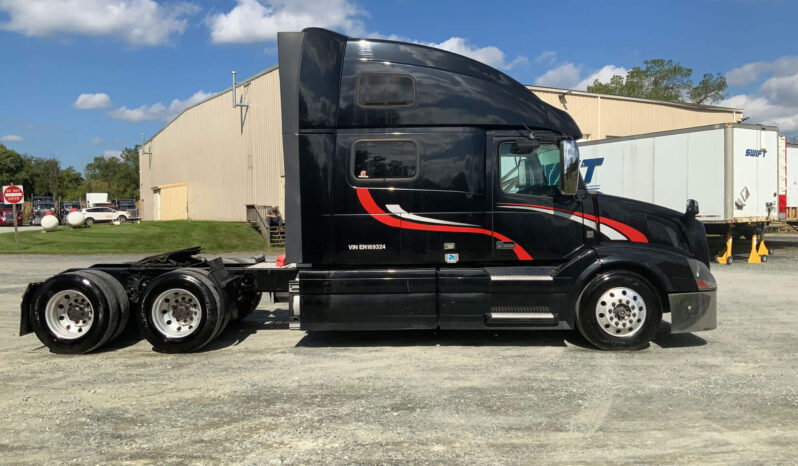 2014 VOLVO VNL780 W/72″ SLEEPER – 38K MILES ON CERTIFIED OVERHAUL full