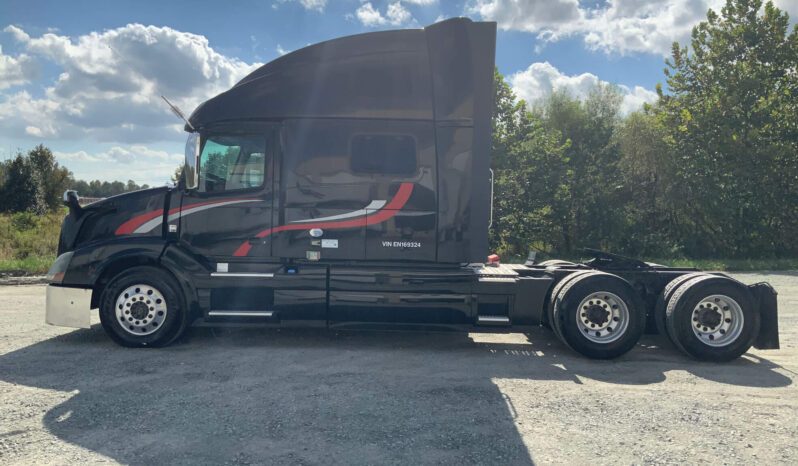 2014 VOLVO VNL780 W/72″ SLEEPER – 38K MILES ON CERTIFIED OVERHAUL full