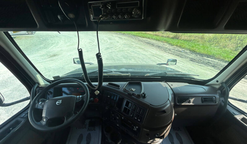 2014 VOLVO VNL780 W/72″ SLEEPER – 38K MILES ON CERTIFIED OVERHAUL full