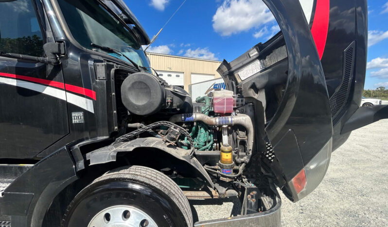 2014 VOLVO VNL780 W/72″ SLEEPER – 38K MILES ON CERTIFIED OVERHAUL full