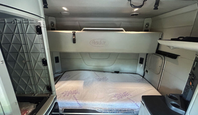 2019 PETERBILT 579 W/80″ MID-ROOF SLEEPER full
