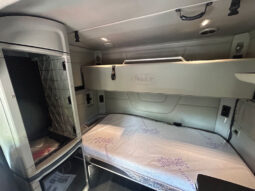 2019 PETERBILT 579 W/80″ MID-ROOF SLEEPER full