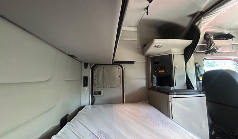 2019 PETERBILT 579 W/80″ MID-ROOF SLEEPER full