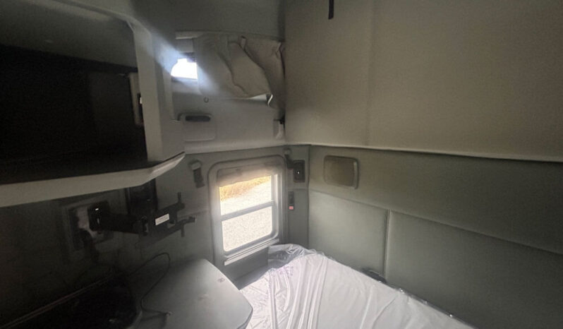 2018 KENWORTH T680 W/10K MILES ON CUMMINS OVERHAUL full