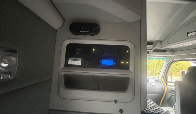 2018 KENWORTH T680 W/10K MILES ON CUMMINS OVERHAUL full