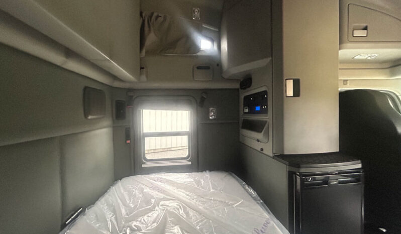 2018 KENWORTH T680 W/10K MILES ON CUMMINS OVERHAUL full