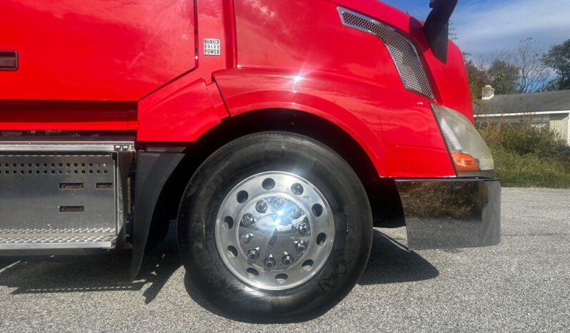 2018 VOLVO VNL64T730 W/70″ SLEEPER full