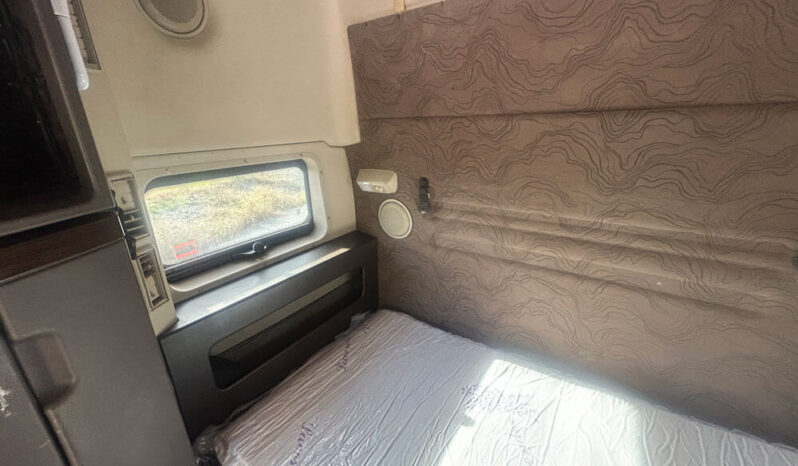 2018 VOLVO VNL64T730 W/70″ SLEEPER full
