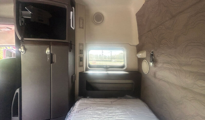 2018 VOLVO VNL64T730 W/70″ SLEEPER full