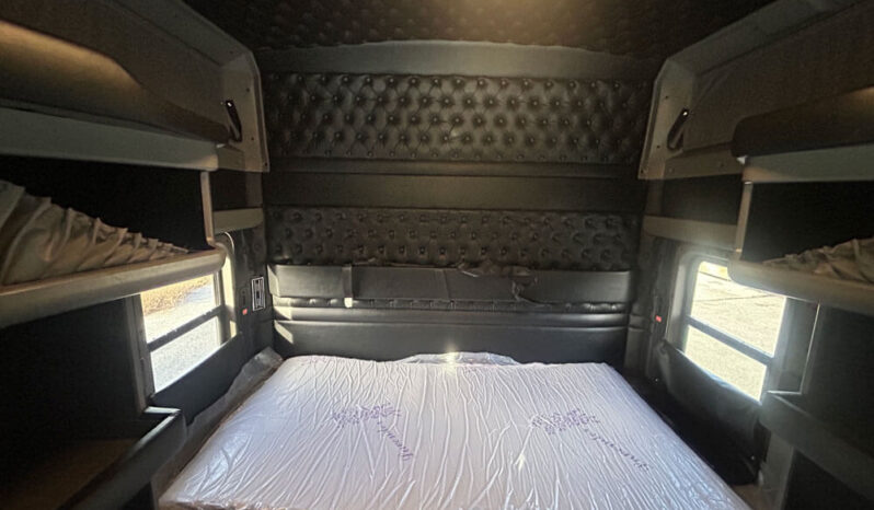2021 KENWORTH W900L W/86″ RAISED ROOF SLEEPER full
