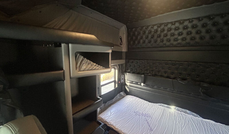 2021 KENWORTH W900L W/86″ RAISED ROOF SLEEPER full