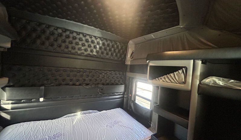 2021 KENWORTH W900L W/86″ RAISED ROOF SLEEPER full