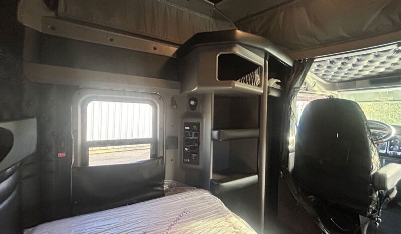 2021 KENWORTH W900L W/86″ RAISED ROOF SLEEPER full