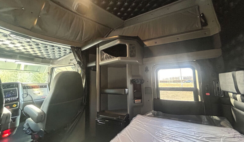 2021 KENWORTH W900L W/86″ RAISED ROOF SLEEPER full