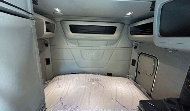 2018 PETERBILT 579 W/70″ SLEEPER & 2-YR WARRANTY full