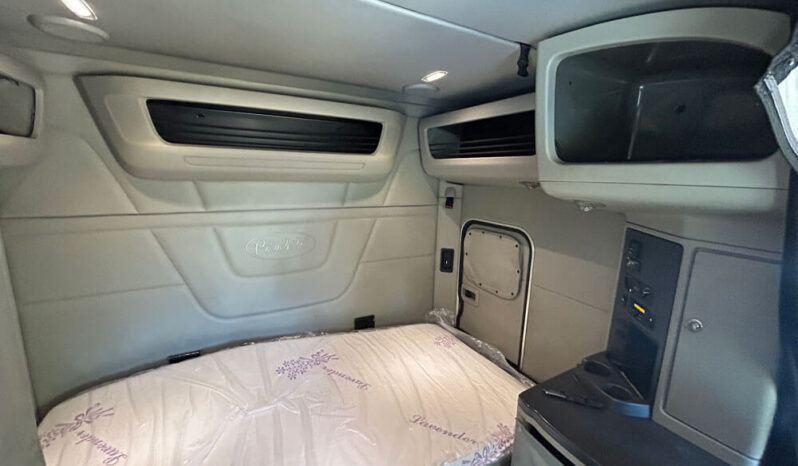 2018 PETERBILT 579 W/70″ SLEEPER & 2-YR WARRANTY full
