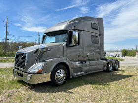 2014 VOLVO VNL780 W/277K ON CERTIFIED REMAN