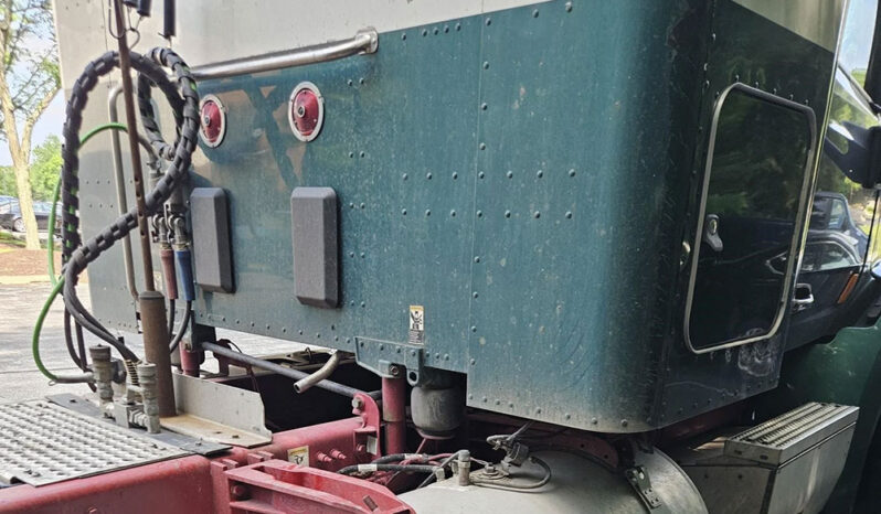 2019 PETERBILT 579 32″ FLAT TOP SLEEPER full